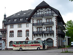 vor Hotel in Titisee (Deutschland)