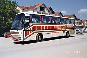 auf Kirchplatz in Viti (Kosovo)