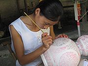 Porzellanmalerin im Jingdezhen der Gegenwart