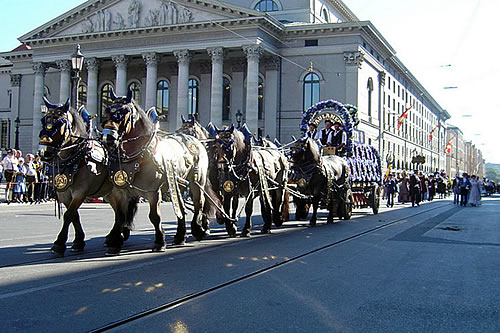 Umzug am ersten Wiesnsonntag mit Trachten aus aller Welt
